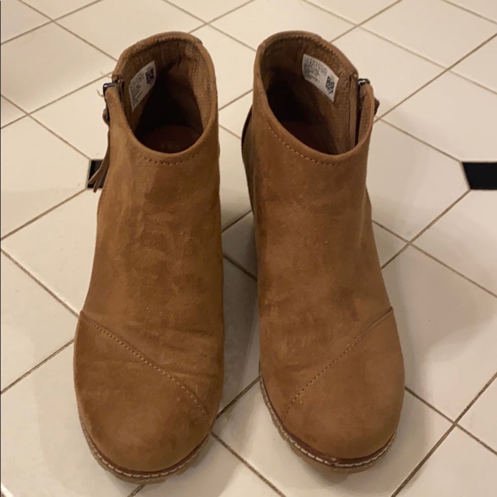 Toms Size 8 wedge, suede, nude bootie EUC